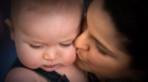 Affetto materno, ecco come le attenzioni di una mamma regolano ansia e peso dei figli